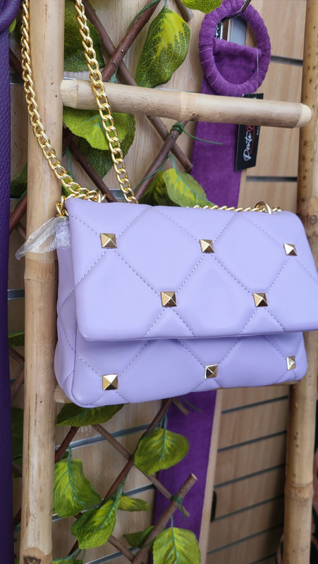 Bolso malva tachuelas